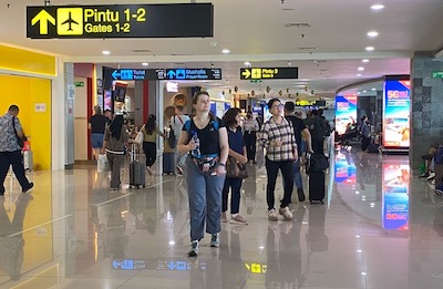 Wisatawan mancanegara tiba di Bandara Internasional I Gusti  Ngurah Rai, Bali. MI/ Arnoldhus Dhae
